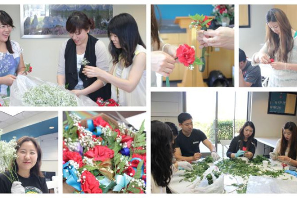 <p style="text-align: center;">꽃 다듬고 리본만들고~ 합쳐서 코사지로 만드는 모든 과정에 정성을 다했습니다.</p>
