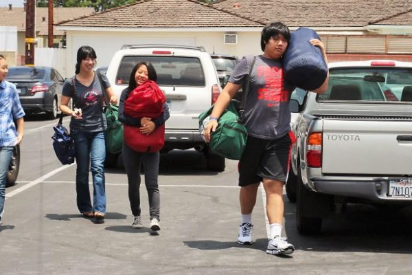 <p>수련회 첫날, 기대반 설레임반으로 하나둘 씩 모이기 시작하네요~</p>
