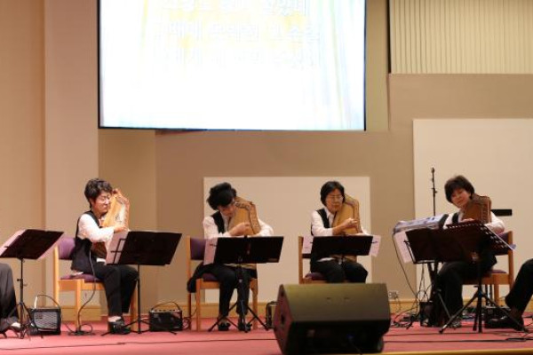 <p>지난 목금 영성 집회때 세례식이 있었습니다. 특송으로는 헵시바 하프팀의 아름다운 찬양 연주로 드려졌습니다</p>
