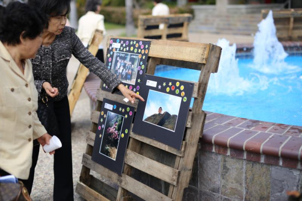 <p>부활 주일을 맞이하여 각 교구별로 출품한 사진들을 보며 스티커로 한표!~&nbsp;</p>
