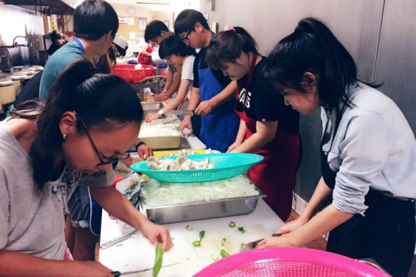 <p><span style="line-height: 20.7999992370605px;">토요일에 다같이 모여서 즐거운 식사준비를 시작했습니다. 주일날 어른들의 표정을 기대하며 최선을 다해 준비하는 즐거운 시간이었습니다.</span></p>
